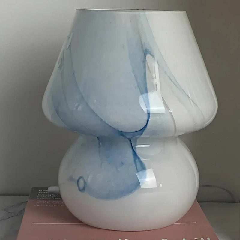 Weiße Keramiklampe mit blauen Akzenten, modernes Design, Tischleuchte, Wohnzimmerdekoration.