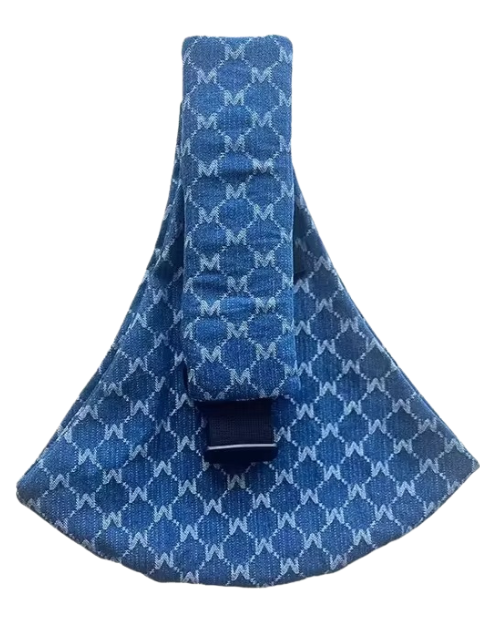 Blaue Handtasche aus Stoff mit M-Muster, modisches Accessoire, elegantes Design.