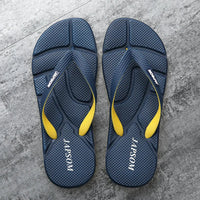 Dunkelblaue Flip-Flops mit gelben Akzenten, rutschfest, ideal für Sommer und Strand.