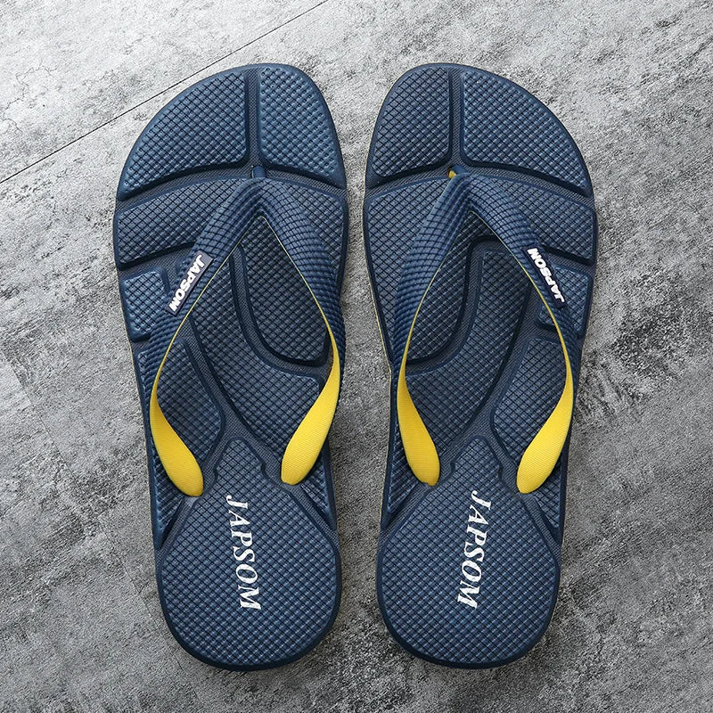 Dunkelblaue Flip-Flops mit gelben Akzenten, rutschfest, ideal für Sommer und Strand.