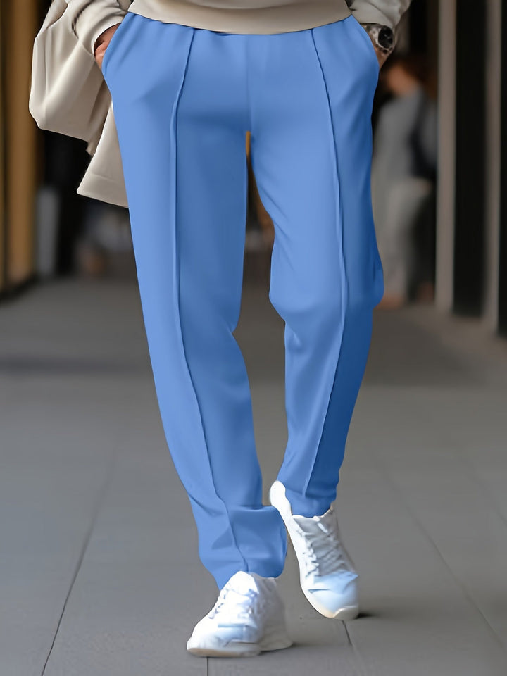 Hellblaue Damenhose, elegant, aus Baumwolle, mit weißen Sneakern, modisch, bequem.