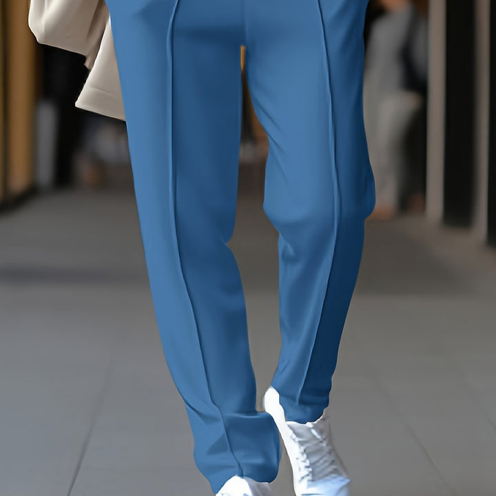 Blaue Damenhose aus Baumwolle, elegant, mit weißen Sneakern kombiniert, modisch, bequem.