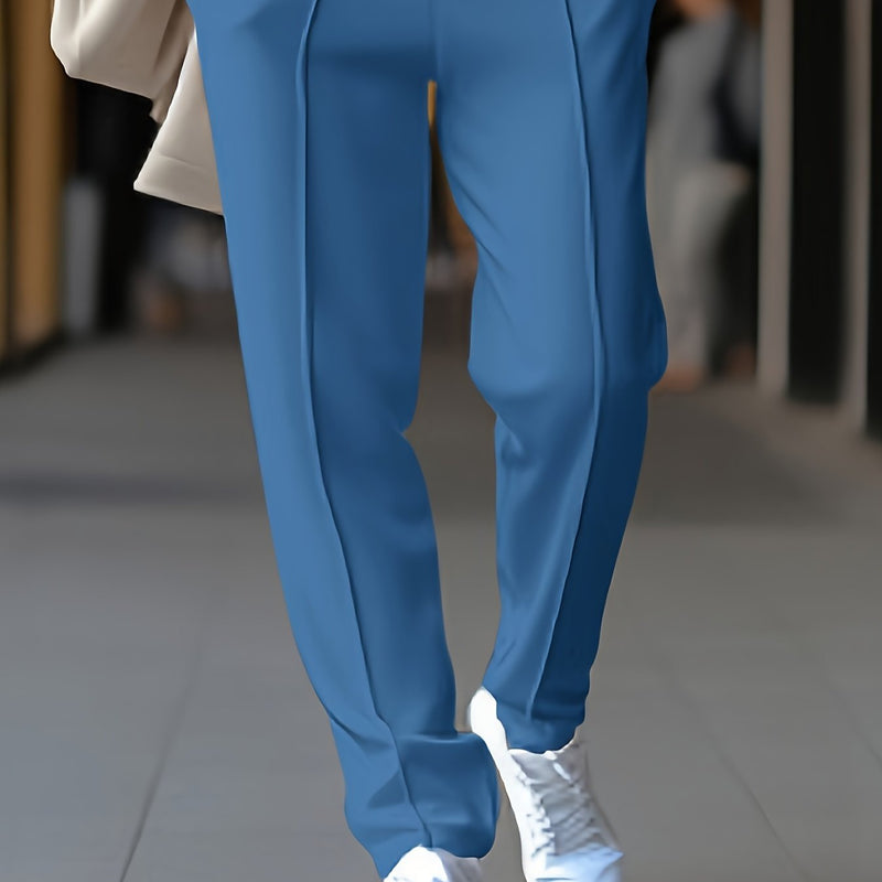 Blaue Damenhose aus Baumwolle, elegant, mit weißen Sneakern kombiniert, modisch, bequem.