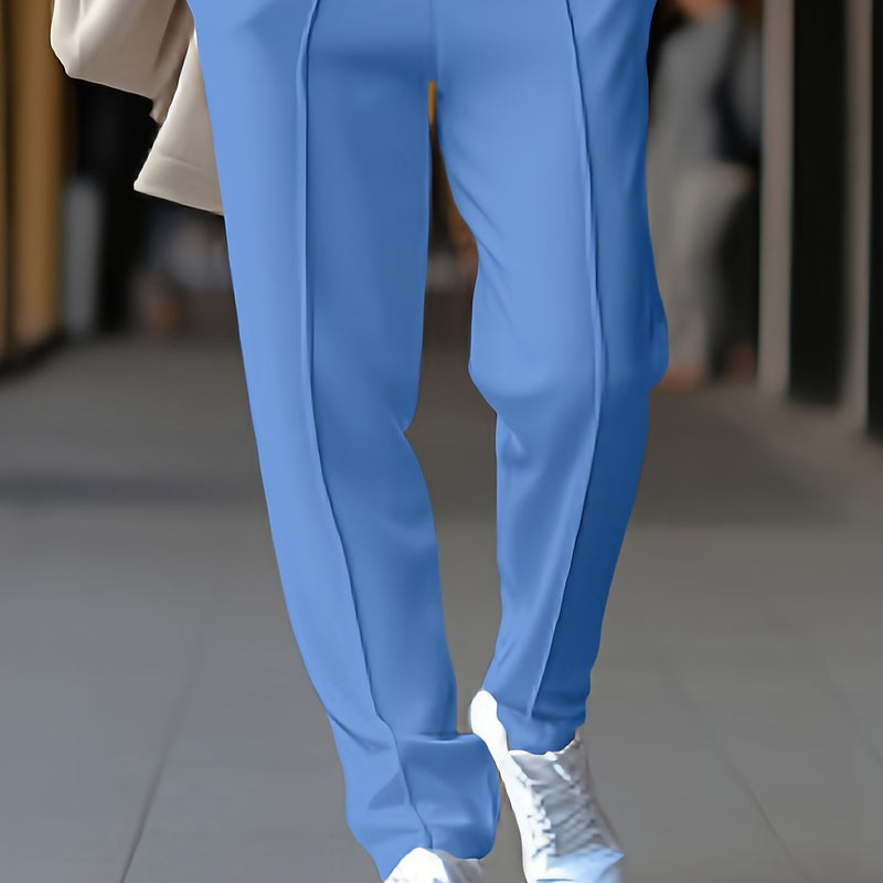 Blaue Damenhose, elegant, aus Baumwolle, kombiniert mit weißen Sneakern, modisch und bequem.