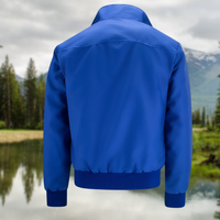Blaue Herrenjacke vor Naturkulisse, wasserabweisend, Outdoor-Mode, Freizeitbekleidung.