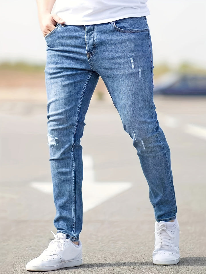 Mann in blauer Jeans und weißen Sneakers auf Straße, lässige Mode, Herrenbekleidung.