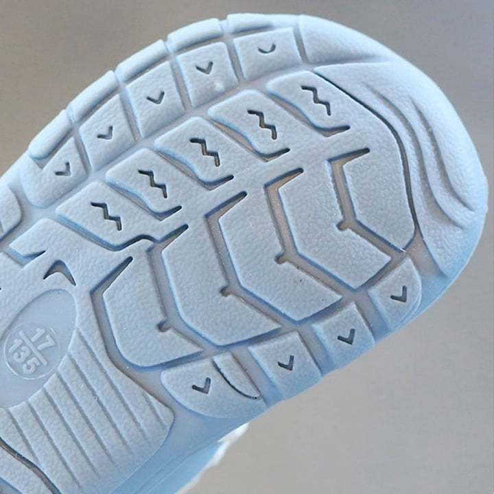 Blaue Kinderschuhsohle mit rutschfestem Profil, Größe 17/18, langlebig und flexibel.