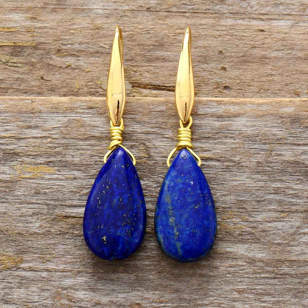 Blaue Tropfen-Ohrringe aus Naturstein mit goldenen Haken, eleganter Schmuck für Damen.