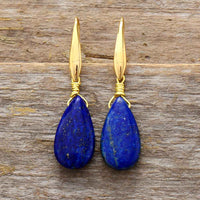 Blaue Tropfen-Ohrringe aus Naturstein mit goldenen Haken, eleganter Schmuck für Damen.