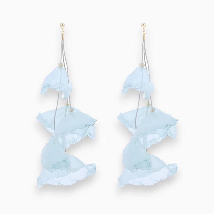 Zarte blaue Ohrringe aus Stoff, handgefertigt, modisches Accessoire, elegantes Design.