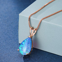 Opal-Anhänger mit Tropfenschliff, blau, an Roségoldkette, eleganter Schmuck für Damen.