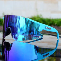 Blaue Sportsonnenbrille mit verspiegelten Gläsern, modisches Design, ideal für Outdoor-Aktivitäten.