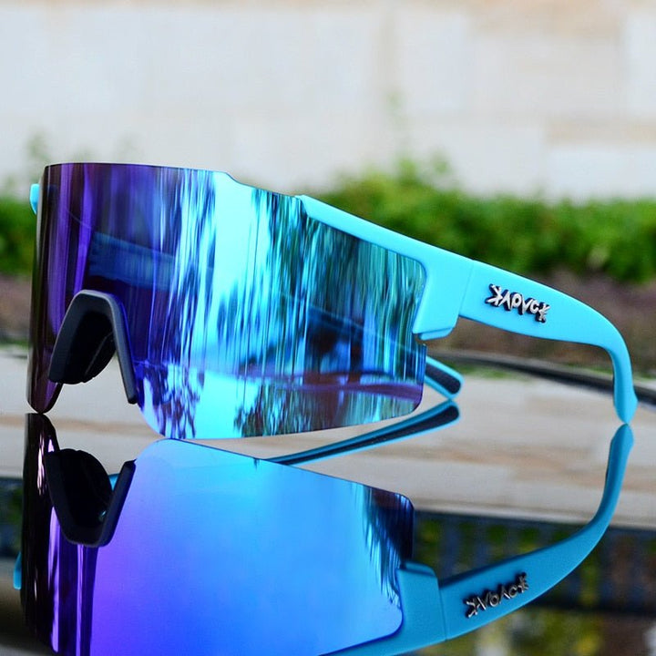 Blaue Sportsonnenbrille mit verspiegelten Gläsern, modisches Design, ideal für Outdoor-Aktivitäten.