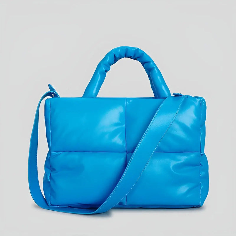 Blaue gesteppte Handtasche mit Schulterriemen, modisches Accessoire, Damenmode.