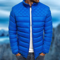 Blaue Herren-Daunenjacke, wasserabweisend, gesteppt, modisch, Outdoor-Bekleidung.