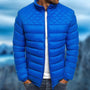 Blaue Herren-Daunenjacke, wasserabweisend, gesteppt, modisch, Outdoor-Bekleidung.