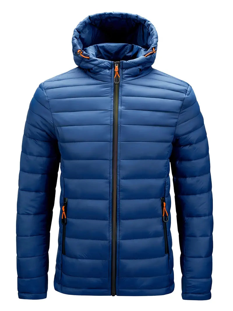 Blaue Daunenjacke mit Kapuze, Reißverschluss und orangefarbenen Details für Herren.