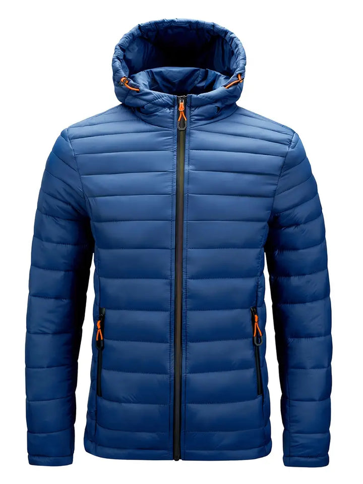 Blaue Daunenjacke mit Kapuze, Reißverschluss und orangefarbenen Details für Herren.