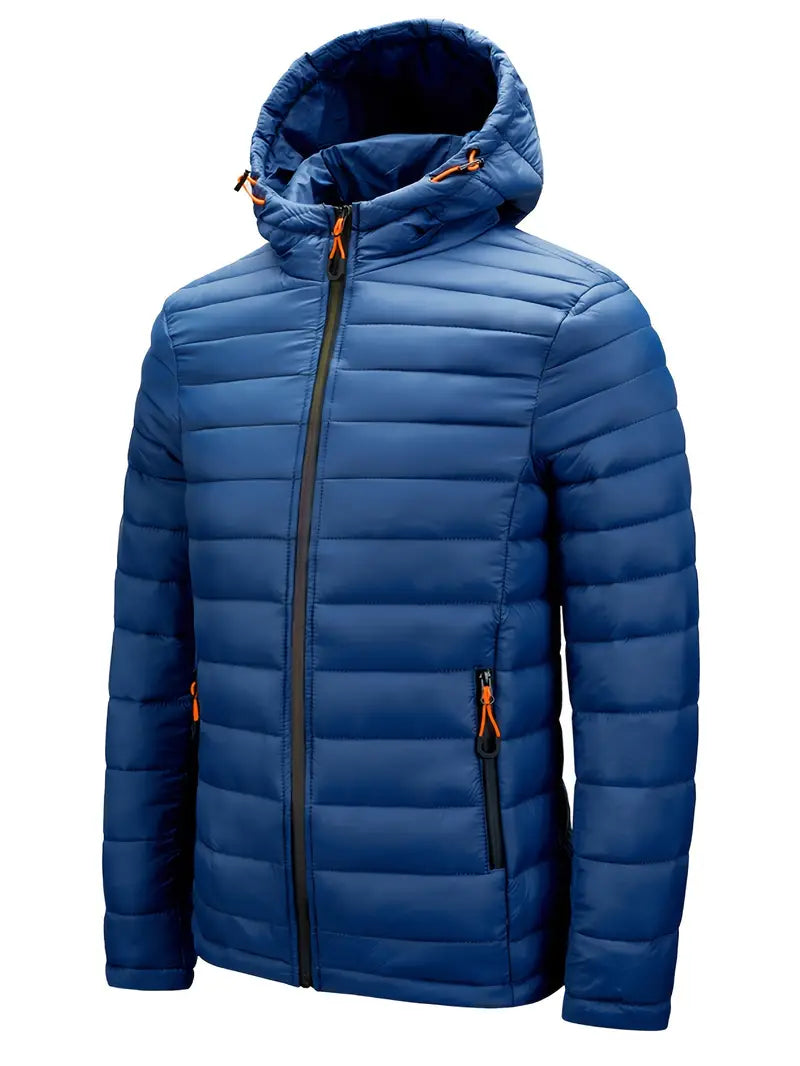Blaue Daunenjacke mit Kapuze, Reißverschluss und orangefarbenen Details für Herren.
