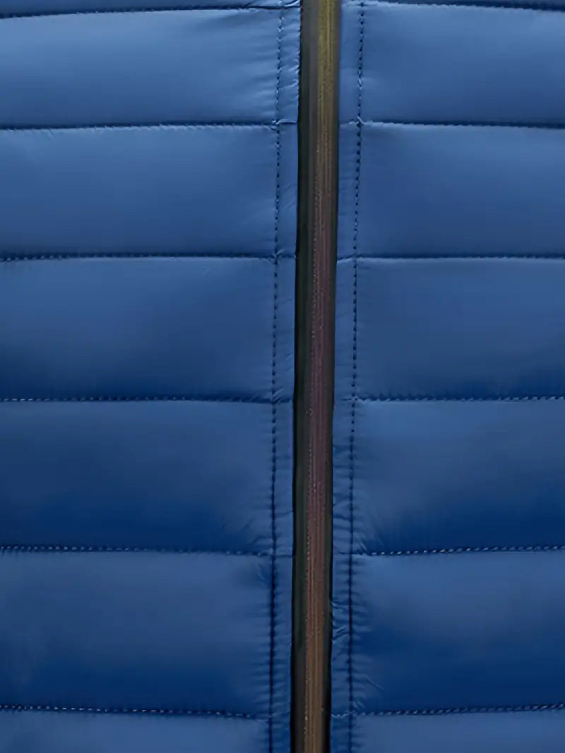 Blaue Daunenjacke mit Reißverschluss, gesteppt, Wintermode, warm, stilvoll, Herrenbekleidung.