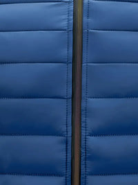 Blaue Daunenjacke mit Reißverschluss, gesteppt, Wintermode, warm, stilvoll, Herrenbekleidung.