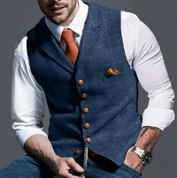 Mann in blauem Anzugweste, weißem Hemd, orange Krawatte, Armbanduhr, eleganter Herrenmode.