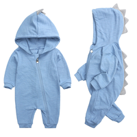 Blauer Baby-Strampler mit Dinosaurier-Kapuze und Reißverschluss, weiches Material.