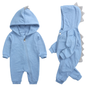 Blauer Baby-Strampler mit Dinosaurier-Kapuze und Reißverschluss, weiches Material.
