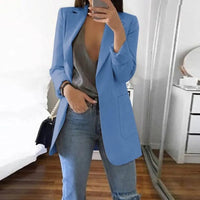 Frau in hellblauem Blazer, grauem Top, Jeans; modische Damenbekleidung, Spiegel-Selfie.