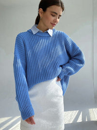 Frau in blauem Strickpullover, weißem Hemd, modisch, lässig, Herbstmode, Damenbekleidung.