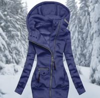 Blauer Damenmantel mit Kapuze, Reißverschluss, Wintermode, vor verschneitem Waldhintergrund.