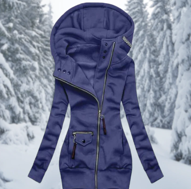 Blauer Damenmantel mit Kapuze, Reißverschluss, Wintermode, vor verschneitem Waldhintergrund.