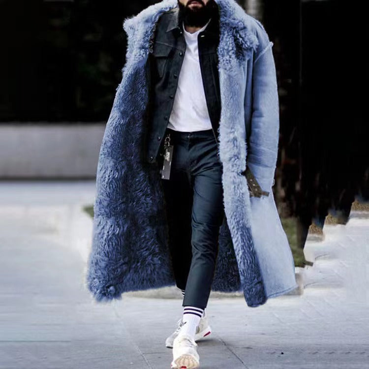 Mann in blauem Kunstpelzmantel, schwarze Jeans, weiße Sneakers, modischer Winterlook.