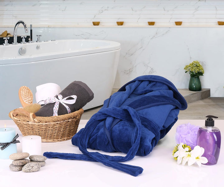 Blauer Fleece-Bademantel auf Badewannenrand, luxuriös, weich, gemütlich, Badezimmer-Dekor.