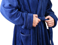 Person in blauem Fleece-Bademantel mit Gürtel und Taschen, gemütliche Nachtwäsche.