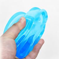 Blauer, transparenter Handtrainer aus Silikon für Fingerkraft und Stressabbau.