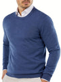Mann in blauem Pullover und weißem Hemd, eleganter Herrenmode-Look, Freizeitkleidung.