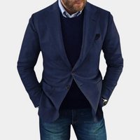 Mann in dunkelblauem Anzug und Jeans, eleganter Herrenmode-Stil, Business-Casual-Look.