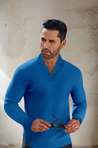 Mann in blauem Pullover hält Sonnenbrille, modisch, stilvoll, Freizeitkleidung, Herrenmode.