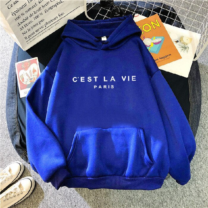 Blauer Hoodie mit "C'est La Vie Paris" Aufdruck, Unisex, Baumwolle, lässige Mode.