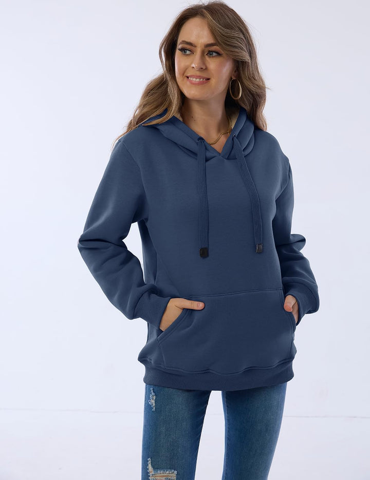 Frau in blauem Kapuzenpullover, lässig, bequem, modisch, Damenbekleidung, Freizeitlook.