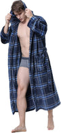 Mann in blau kariertem Bademantel aus Fleece, Kapuze, Taschen, gemütlich, Herrenmode.