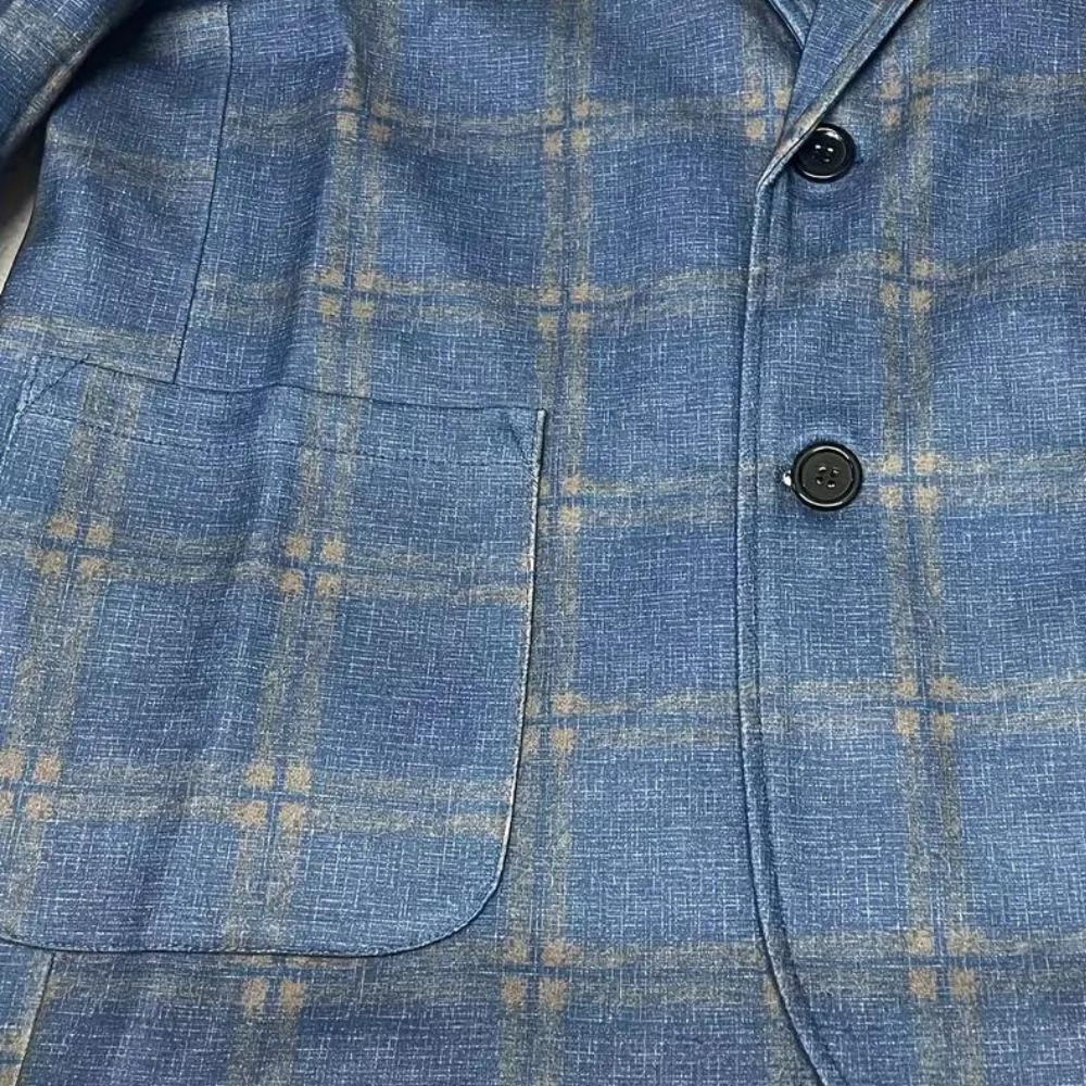 Blauer kariertes Sakko aus Wolle mit Knöpfen und Tasche, Herrenmode, eleganter Stil.