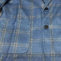 Blauer kariertes Sakko aus Wolle mit Knöpfen und Tasche, Herrenmode, eleganter Stil.