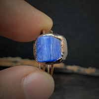 Blauer Kyanit-Ring, handgefertigt, Kupferfassung, einzigartiger Edelstein-Schmuck, Nahaufnahme.