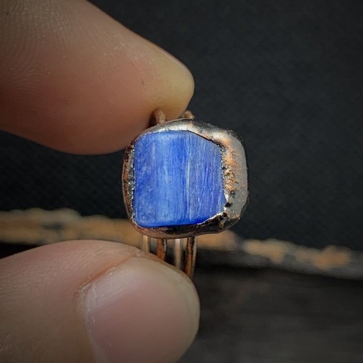 Blauer Kyanit-Ring, handgefertigt, Kupferfassung, einzigartiger Edelstein-Schmuck, Nahaufnahme.