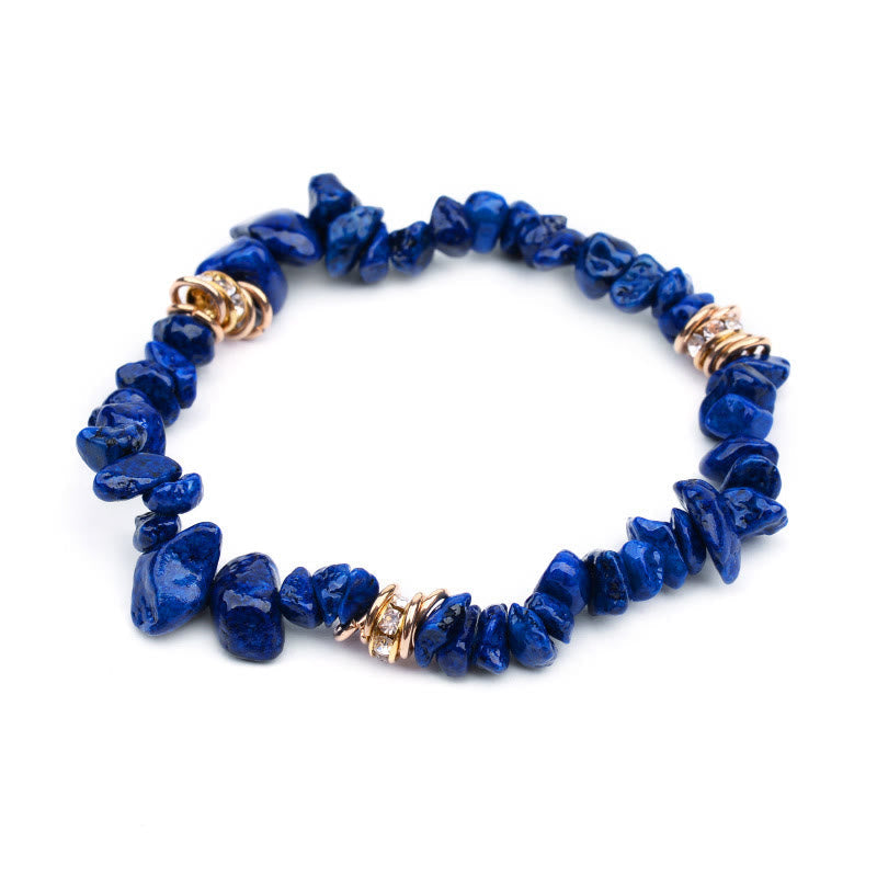 Blaues Lapislazuli-Armband mit goldenen Akzenten, Edelstein-Schmuck, handgefertigt, elegant.