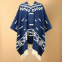 Blauer Poncho mit geometrischem Muster, handgewebt, aus Wolle, traditionelles Design.