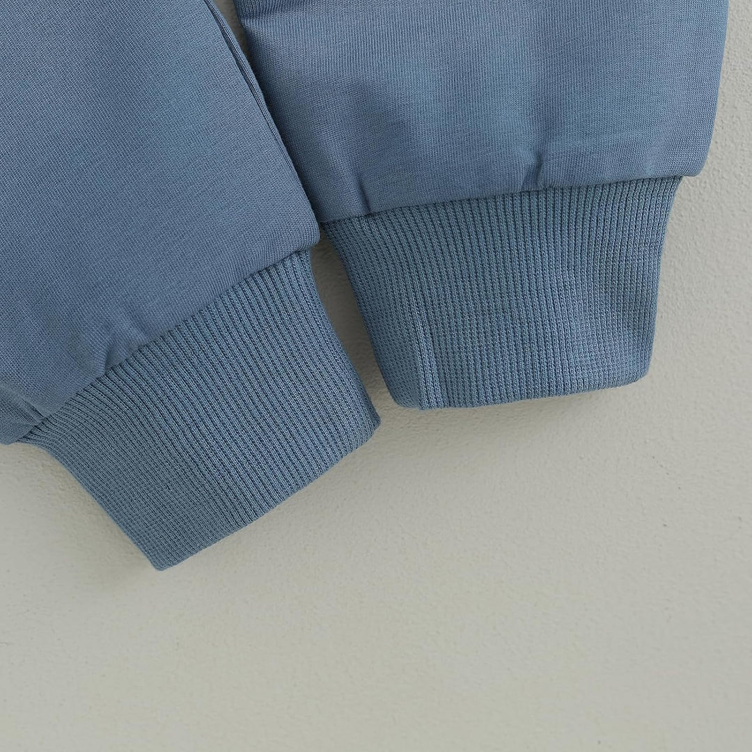 Blaue Baumwolljacke mit gerippten Bündchen, modische Herrenbekleidung, Freizeitjacke.