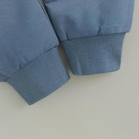 Blaue Baumwolljacke mit gerippten Bündchen, modische Herrenbekleidung, Freizeitjacke.